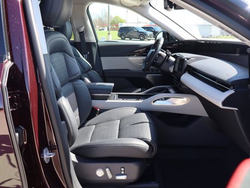 Used 2025 Lincoln Nautilus Reserve AWD/4WD image 13