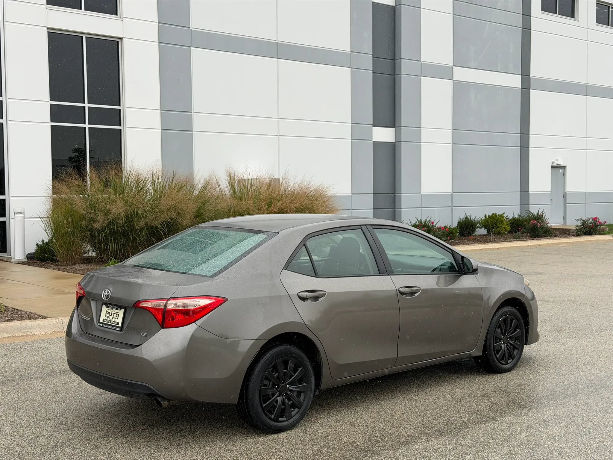 Used 2017 Toyota Corolla LE FWD image 5
