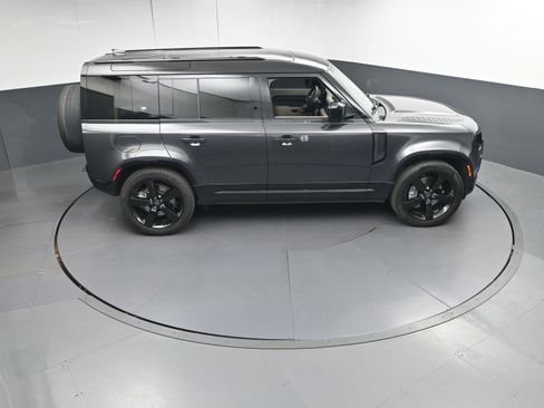 Used 2023 Land Rover Defender 110 X-Dynamic SE image 37
