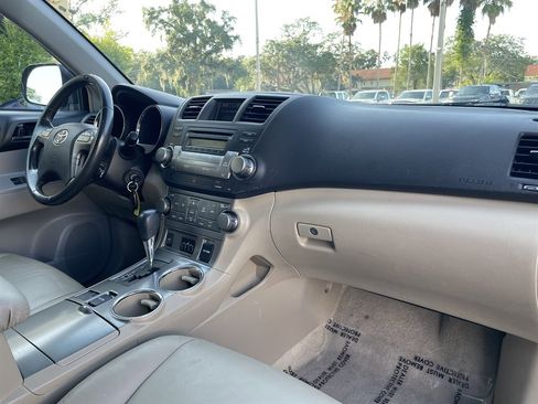 Used 2010 Toyota Highlander SE FWD image 6