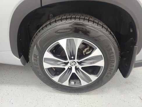 Used 2020 Toyota Highlander XLE AWD/4WD image 10