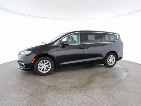 Used 2024 Chrysler Pacifica Touring-L image 4