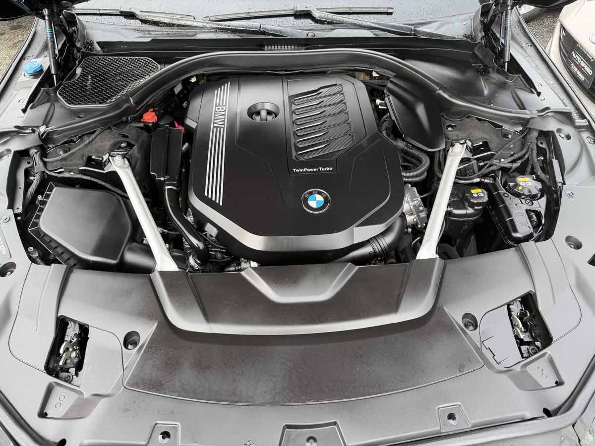 Used 2020 BMW 740i w/ M Sport Package RWD image 28