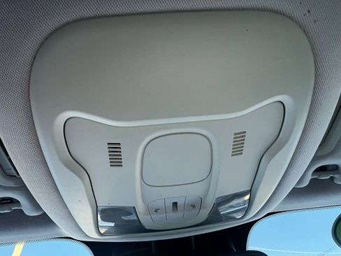 Used 2016 Jeep Renegade Latitude w/ Popular Equipment Group image 17