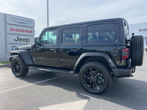 Used 2025 Jeep Wrangler Unlimited Sahara AWD/4WD image 21