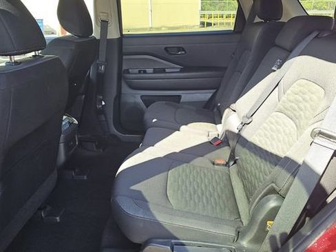 Used 2025 Nissan Pathfinder SV image 7