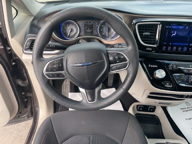 Used 2017 Chrysler Pacifica Touring w/ Tire & Wheel Group FWD image 23