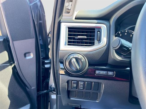 Used 2021 Nissan Titan SV w/ SV Convenience Package image 10