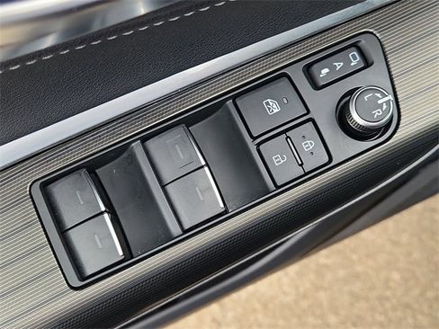 Used 2024 Toyota Venza Limited image 22