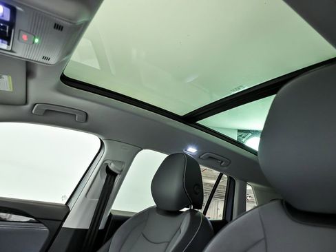 Used 2025 Volkswagen Tiguan SE w/ Panoramic Sunroof Package image 14