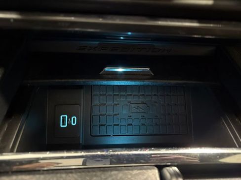Used 2024 Ford Expedition Limited AWD/4WD image 18