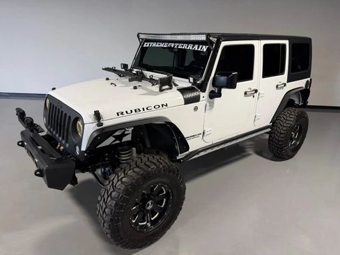 Used 2015 Jeep Wrangler Unlimited Rubicon w/ Connectivity Group AWD/4WD image 39