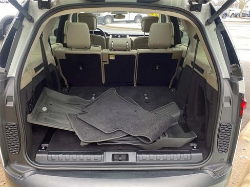 Used 2021 Land Rover Discovery S image 29