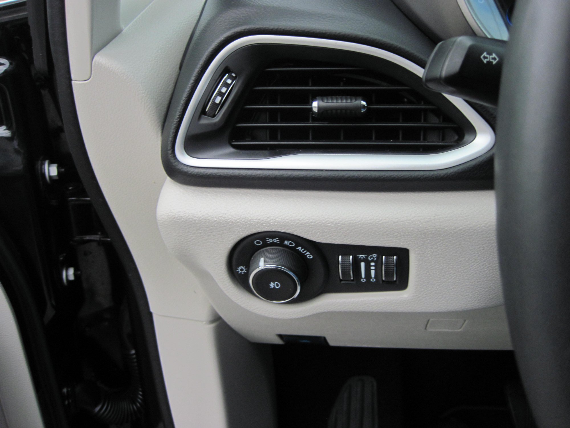 Used 2024 Chrysler Pacifica Touring-L FWD image 13