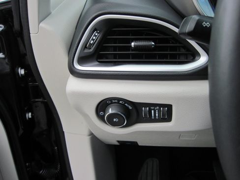 Used 2024 Chrysler Pacifica Touring-L FWD image 13