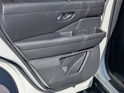 Used 2023 Nissan Pathfinder SL image 19