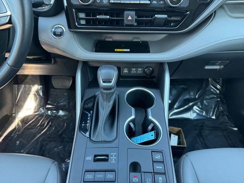 Used 2023 Toyota Highlander XLE AWD/4WD image 11