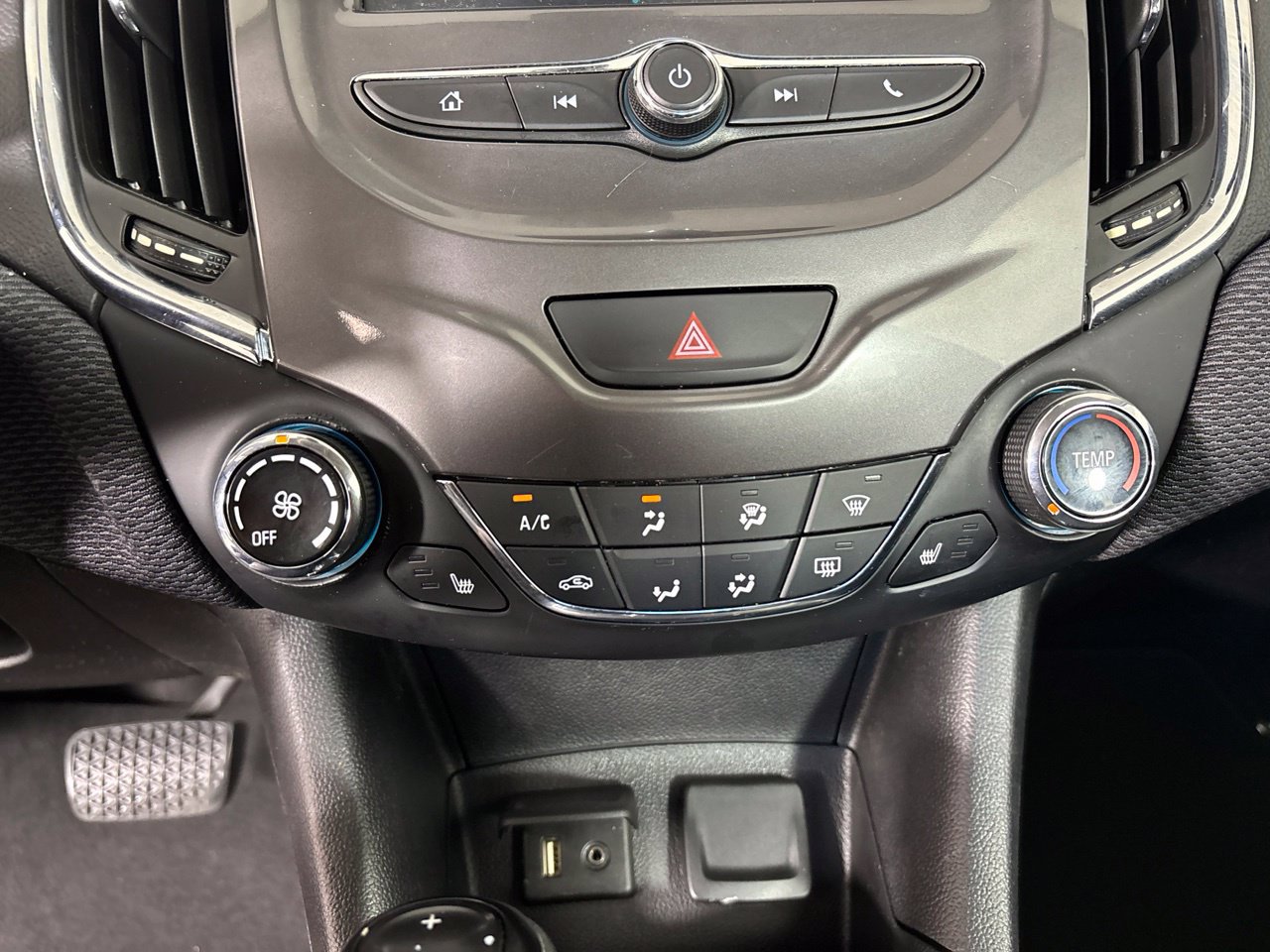 Used 2018 Chevrolet Cruze LT w/ LT Fleet Convenience Package FWD image 17