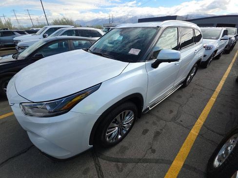 Used 2024 Toyota Highlander Platinum AWD/4WD image 1