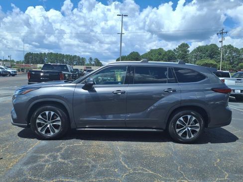 Used 2022 Toyota Highlander XLE image 1
