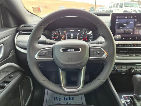 Used 2023 Jeep Compass Latitude w/ Mopar Graphics Package image 19