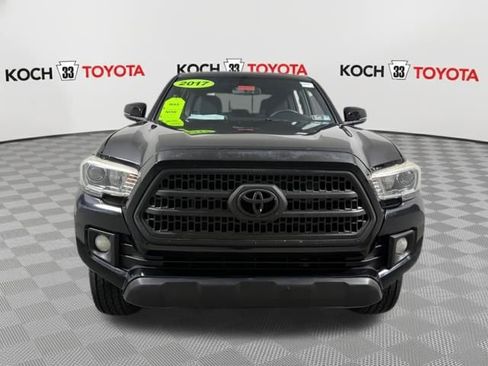 Used 2017 Toyota Tacoma TRD Off-Road image 2