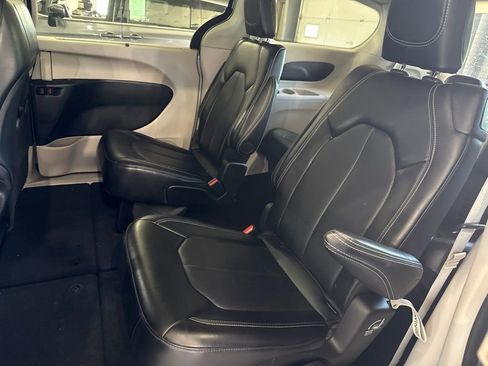 Used 2024 Chrysler Pacifica Touring-L FWD image 40
