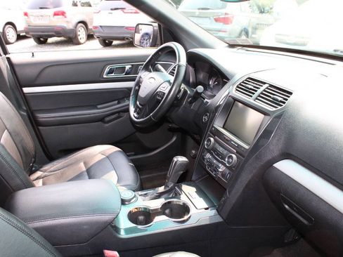 Used 2016 Ford Explorer XLT w/ Equipment Group 202A AWD/4WD image 12