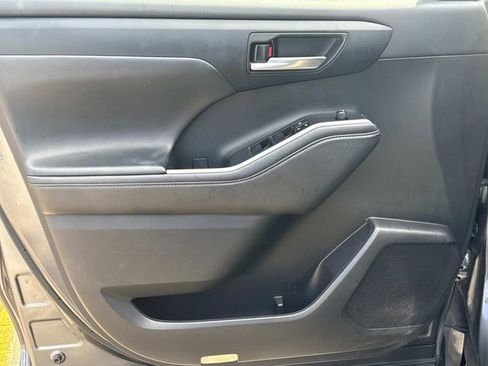 Used 2023 Toyota Highlander XLE FWD image 25