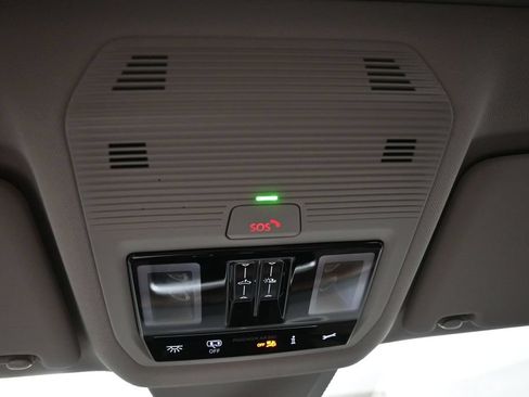 Used 2024 Volkswagen Atlas SE w/ Panoramic Sunroof Package FWD image 22