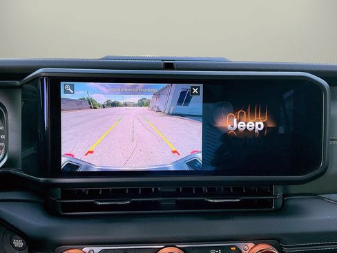 Certified 2025 Jeep Gladiator Mojave w/ Convenience Group AWD/4WD image 13