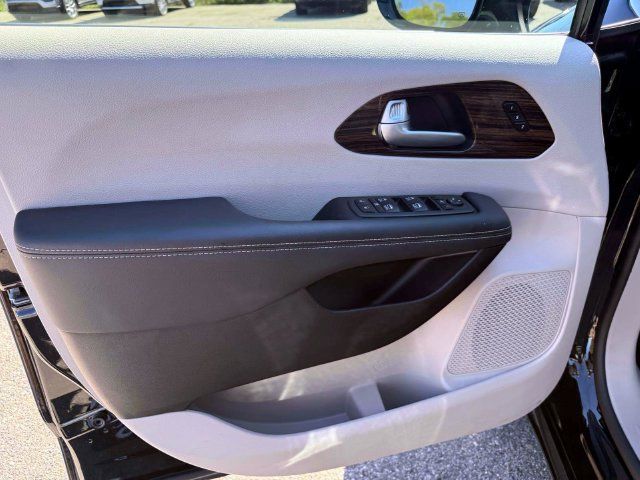 Certified 2024 Chrysler Pacifica Limited FWD image 16