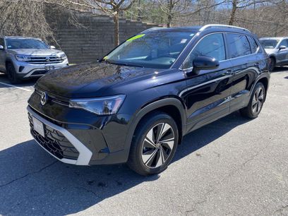 Used 2025 Volkswagen Taos SE w/ Taos Adventure Package (SXB)