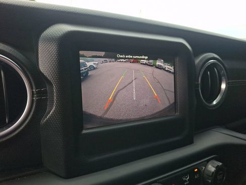 Used 2018 Jeep Wrangler Unlimited Sahara w/ Cold Weather Group AWD/4WD image 18