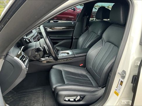 Used 2022 BMW 740i w/ M Sport Package image 33