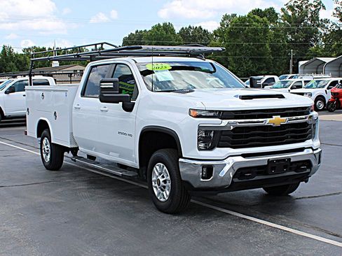 Used 2025 Chevrolet Silverado 2500 LT w/ Convenience Package AWD/4WD image 2