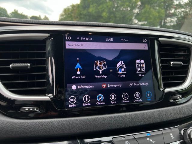 Used 2018 Chrysler Pacifica Touring-L FWD image 37