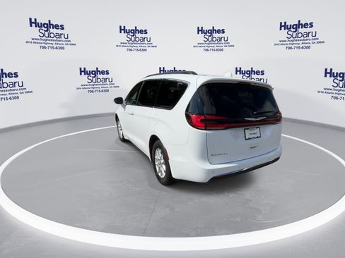 Used 2022 Chrysler Pacifica Touring-L w/ Uconnect Theater Family Group FWD image 8