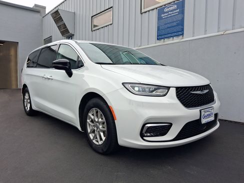 Used 2024 Chrysler Pacifica Touring-L FWD image 7