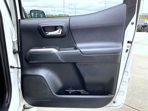 Used 2016 Toyota Tacoma TRD Sport image 17