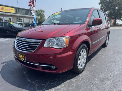Used 2014 Chrysler Town & Country Touring w/ Driver Convenience Group FWD image 3