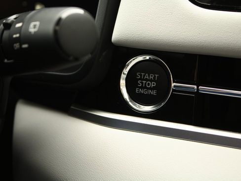 New 2025 Mitsubishi Outlander SE image 23