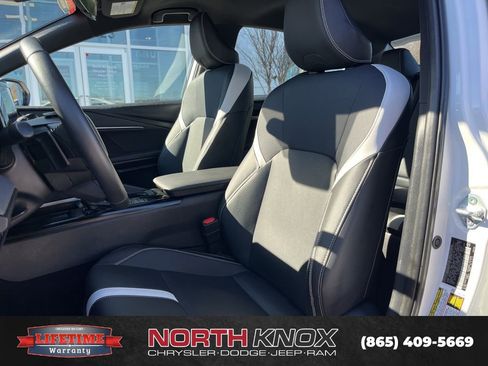 Used 2025 Toyota Camry SE image 4