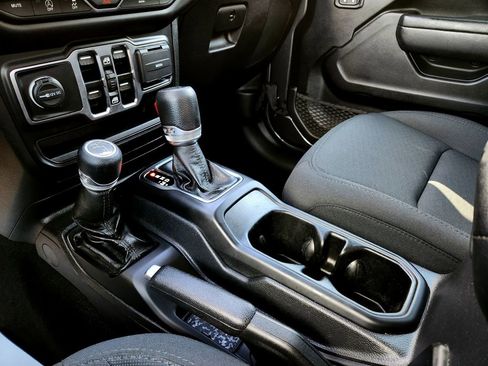 Used 2022 Jeep Gladiator Sport image 26