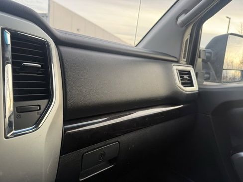 Used 2019 Nissan Titan SV w/ SV Convenience Package image 29