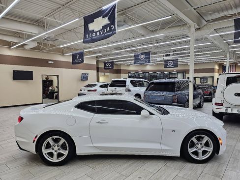 Used 2020 Chevrolet Camaro LT w/ Technology Package image 6