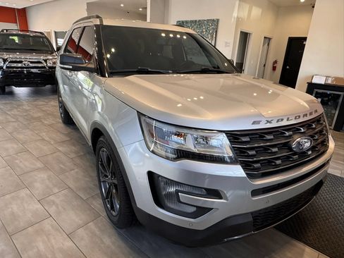 Used 2017 Ford Explorer XLT w/ Equipment Group 202A FWD image 4