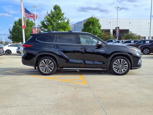 Used 2021 Toyota Highlander Platinum FWD image 4