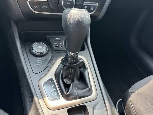 Used 2014 Jeep Cherokee Latitude w/ Cold Weather Group AWD/4WD image 30