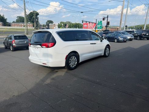 Used 2020 Chrysler Voyager L FWD image 5